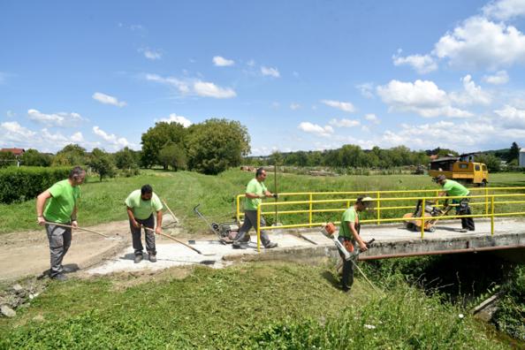 Radovi djelatnika Novokoma - asfaltiranje, košnja trave i popločenje novih šetnica