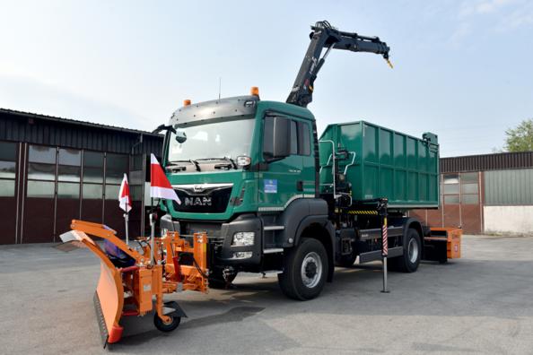 „Novokom“ se opremio novim višenamjenskim kamionom – za prikupljanje otpada i rad zimske službe