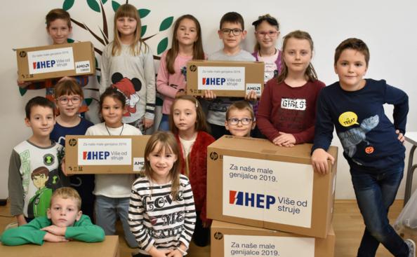 Predstavnici HEP-a uručili nova računala Katoličkoj školi Novska