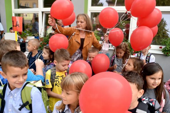 Početak školske godine za osnovce – prvašići krenuli uz lijepe želje i šarene balone