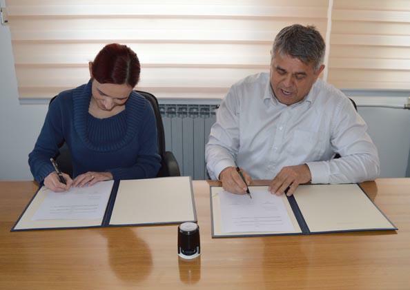 Gradonačelnik i ravnateljica Glazbene škole u Novskoj potpisali ugovor o subvencioniranju kupnje novog klavira