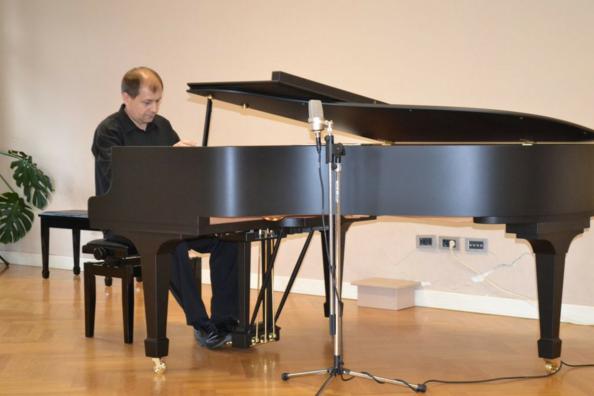 Talentirani pijanist Konstantin Krasnitsky ponovno zasvirao pred novljanskom publikom